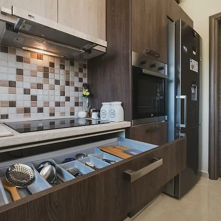 Διαμέρισμα Spacious With Parking *