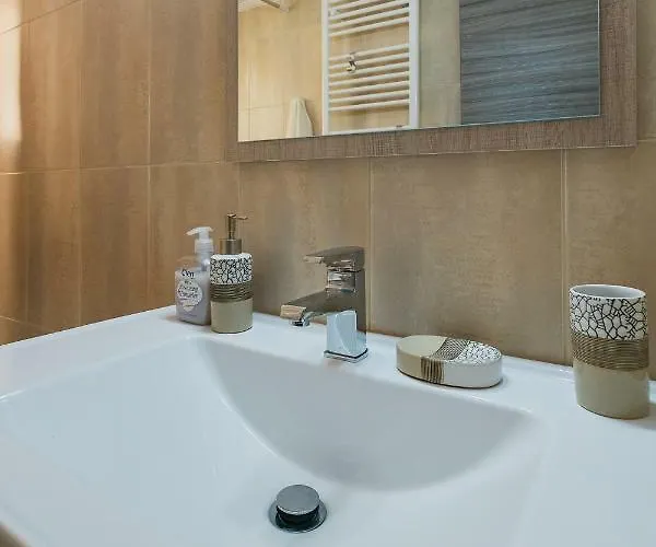 Lägenhet Spacious With Parking